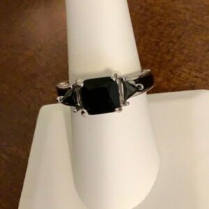 🦋~NWOT~ silver tone ring with black stones, size 8.